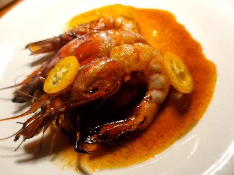 Gambero, vinaigrette affumicata, chutney di tamarindo, kumquat