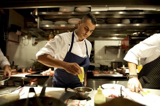 Il giovane chef Guy Gamzu di Aria: la sua cucina rappresenta al meglio la multiculturalità che pervade Tel Aviv