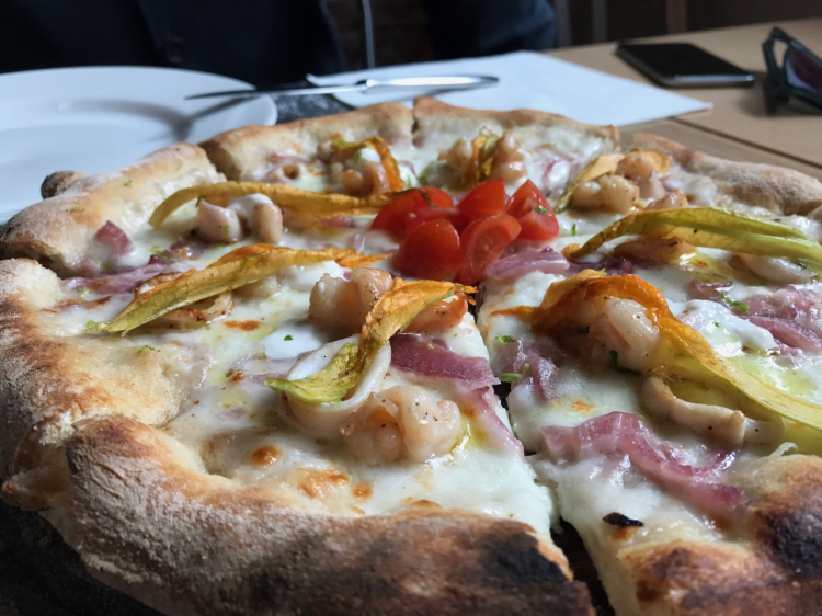 La pizza con gamberi, calamari, cipolla, fiori di zucca e zest di lime
