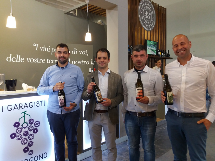 I Garagisti di Sorgono mostrano i loro vini allo stand del Vinitaly
