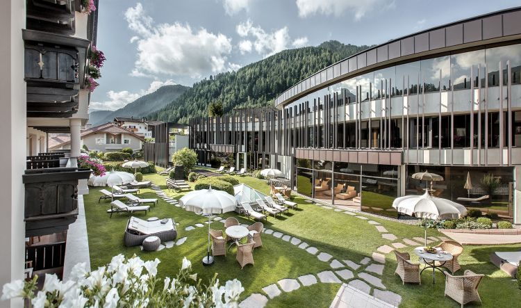 Il Gardena dispone anche di una bellissima spa, chiamata Anais. Nelle piscine ci si rilassa nell’acqua tiepida per poi scaldarsi al tepore della sauna finlandese oppure tra i vapori aromatici del bagno turco e della biosauna. Per le signore, la ladies-only spa propone un bagno di vapore e biosauna. L’elegante design contemporaneo caratterizza tutta l’area benessere. Un menu di trattamenti e massaggi rende il soggiorno ancora più speciale
