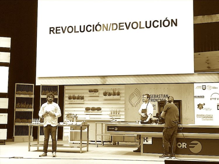 Matias Perdomo, of Contraste in Milan, on the stage of Gastronomika 2018. In the background, to the right, Simon Press, chef and partner 
