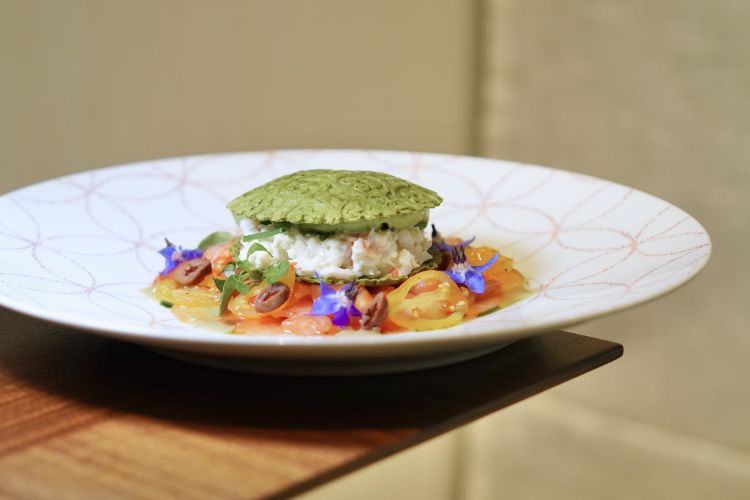 Gaufrette di granchio, chela di granchio reale al vapore, carpaccio di pomodoro, olive nere taggiasche