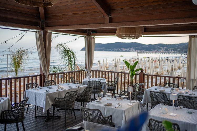 Dal design elegante e pulito, arredato con colori neutri, il Gazebo Restaurant affaccia sulla spiaggia privata dell'hotel
