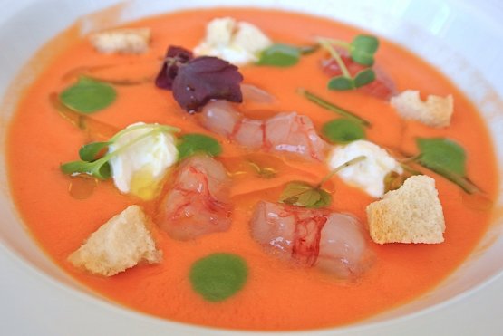 Gazpacho di pomodoro, ricotta affumicata e taralli di Agerola, ottimo piatto di Andrea Migliaccio, chef chef del ristorante L'Olivo dell'hotel Capri Palace di Anacapri
