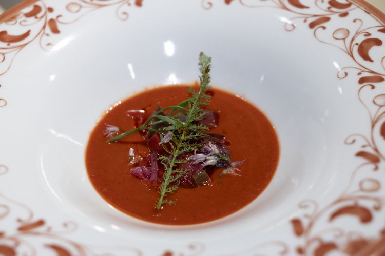 Gazpacho di aronia e pomodoro, vegetali croccanti,