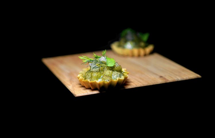 Gazpacho di cetriolo in tartelletta. Tra gli appetizer, anche Muesli di carota e semi di girasole; Mini Caesar salad con marmellata di limone fermentato e crema di formaggio; Sandwich di cipolla bruciata col fieno; Krapfen allo speck