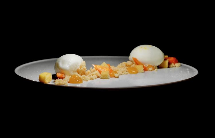 Gelato allo yogurt di bufala, carote candite, crumble di mandorle, frangipane e composta di arancia