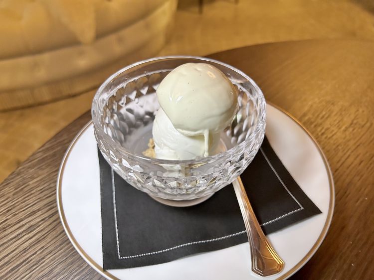 Gelato al fiordiriso, gelato alla vaniglia. Il gelato al fiordiriso viene incontro a tutte le intolleranze alimentari: è vegano, no lattosio, no glutine. Confronto rischioso tra un gelato a tutto tondo e una sua versione "light", che regge benissimo il paragone