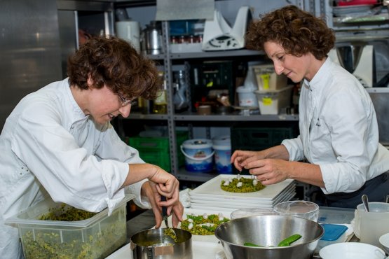 Manuela (a sinistra, con gli occhiali) e Daniela Cicioni, sorelle gemelle, al lavoro durante la prima edizione di The Vegetarian Chance il 22 giugno al Joia di Pietro Leemann a Milano. La foto è di Giovanni Panarotto