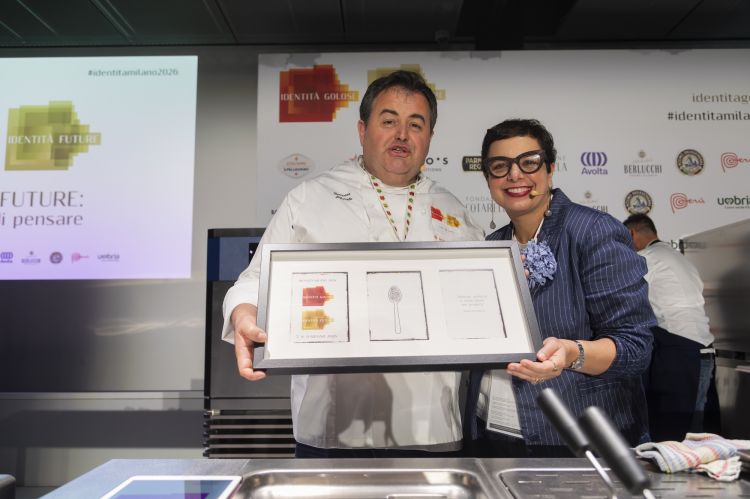 Foto finale di Gennaro Esposito con Francesca Barberini, che ha condotto le quattro lezioni di Identità di Bufala