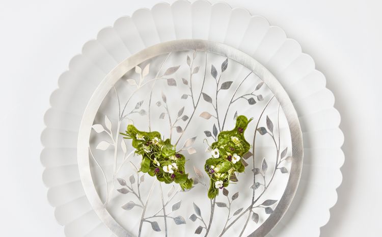 "Tradizione danese": aringa salata in alghe croccanti con gambi di aneto e acquavite. Foto Claes Bech-Poulsen