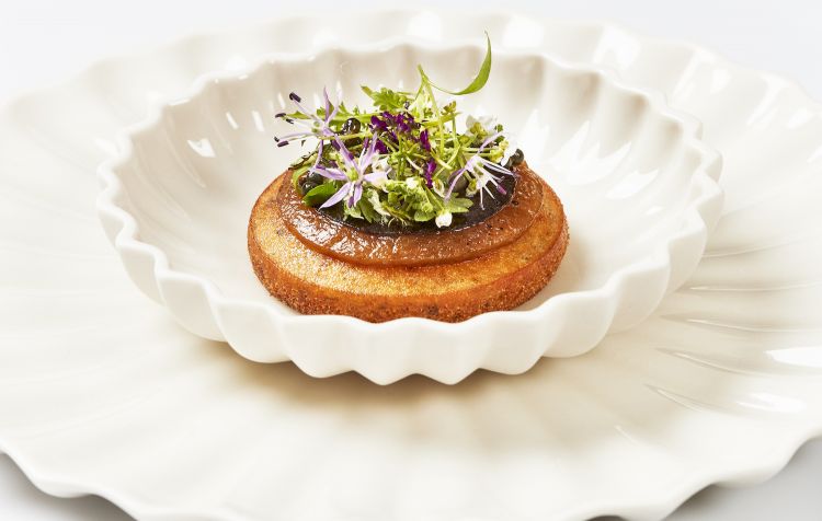 Pancake con latticello, aglio orsino e tartufo invernale. Foto Claes Bech-Poulsen