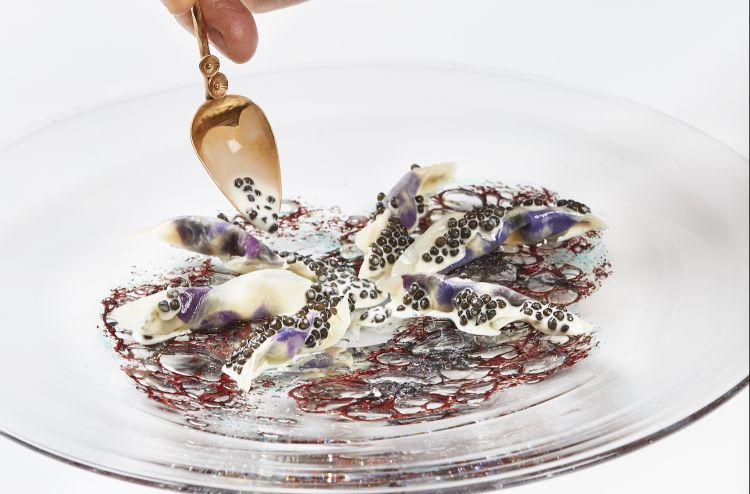 Sedano rapa con uova di merluzzo affumicato e crema di latte fermentata al caviale. Ci sono anche olio di nocciola, mela verde fresca, e söl, ossia alga dulse islandese grattugiata. Foto Claes Bech-Poulsen