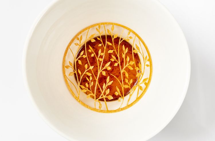 Cloudberry, zucca e cioccolato bianco (cloudberry è il camemoro o rovo artico - Rubus chamaemorus - diffuso nel Nord di Europa, Asia e America). Foto Claes Bech-Poulsen