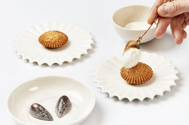 Cioccolato al latte con rosa canina in salamoia, a sinistra, e Tortino caldo di patate con noce moscata e yogurt, a destra. Foto Claes Bech-Poulsen