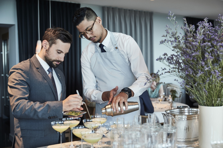 A sinistra, Mattia Spedicato, assistant restaurant