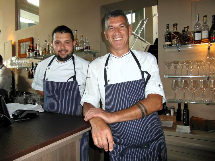 Gottfried Messner, chef del ristorante Thaler Arome, con alle spalle il suo secondo, Dominik Stuefer