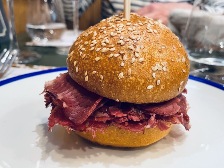 Pastrami di lingua con cipolla rossa, senape e cetrioli
