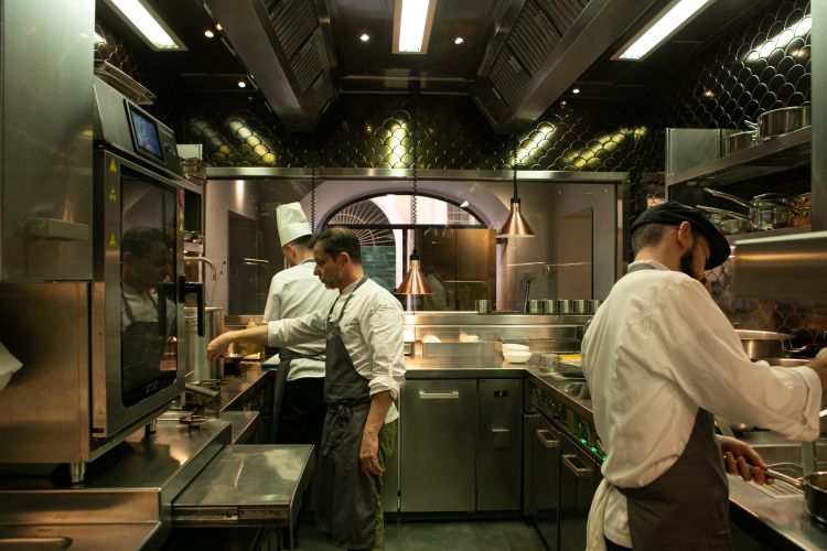 Gesti nella cucina di Per me - Giulio Terrinoni, a