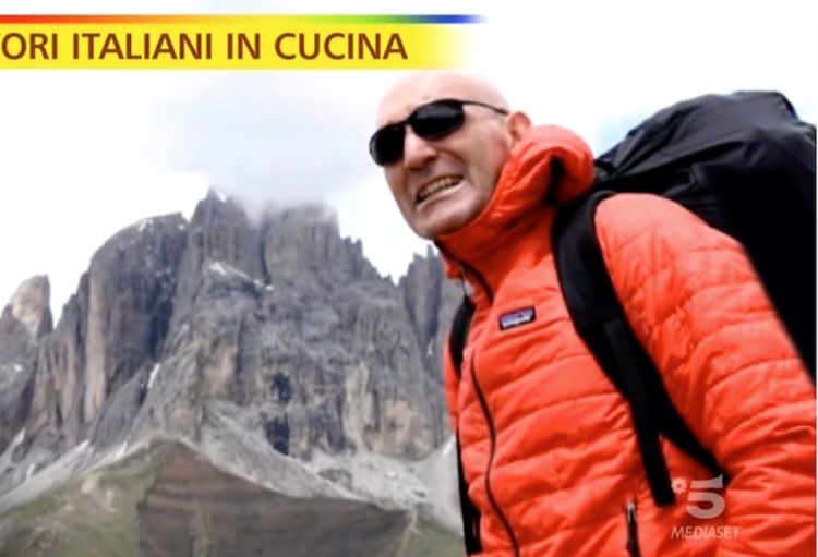 Alfio Ghezzi, da ottimo trentino, ama la montagna, vette che o scala o sorvola in parapendio al punto da avere sorvolato le Alpi dal Trentino all'Alpe d'Huez in Savoia per un totale di 900 chilometri nell'estate 2017

