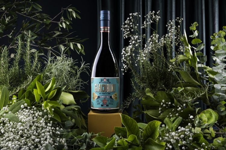 Vermouth Giacobini rosso biologico non è solo la felice collaborazione di due imprenditori, Gargaglione e Ceraudo, che ben rappresentano le ricchezze calabresi ma anche un progetto di valorizzazione di un antico marchio nell'ottica di recuperare e valorizzare realtà virtuose.