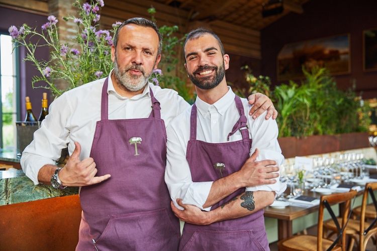 Giacomo Baccelloni, a destra, con Riccardo Grechi, restaurant manager dell'Osteria del Tasso della famiglia Antinori a Bolgheri
