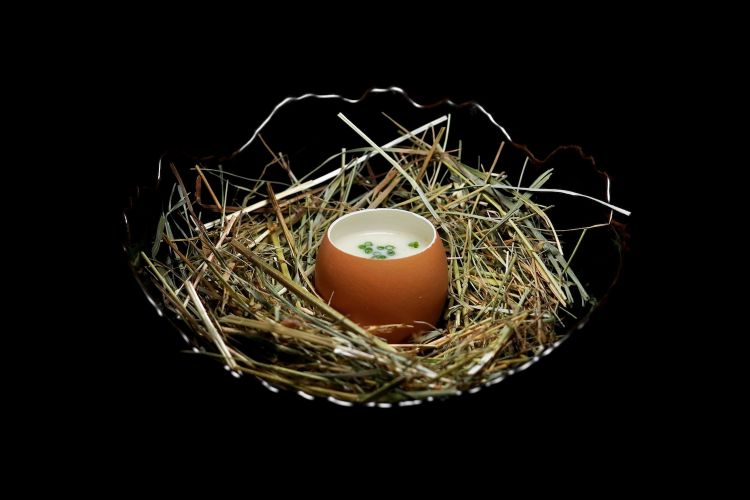 Uovo, crema di castagne, panna acida, spuma di Champagne ed erba cipollina. Altri appetizer: Frolla ai semi di papavero con cremoso al monte veronese, miele e sciroppo al peperoncino; quindi un classico di Sacchetto, Biscotto al sesamo nero con anguilla affumicata, confettura di cipolla rossa e maggiorana; infine Anello di pasta brick con panna acida affumicata al bbq, cavolo nero, air bag di pane e chutney di mela cotogna. Segue, in una seconda ondata, il Mangia e bevi Iris, un cialda all'iris con crema di patate al limone e crema di arachidi accompagnata da un infuso freddo all'iris, molto elegante