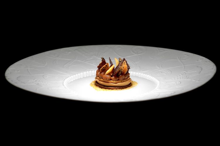 Giacomo e nocciola al quadrato. Nome curioso. Intanto, "Giacomo al quadrato" fa riferimento a Giacomo Sacchetto e al suo pastry Giacomo Carlevale. "Nocciola al quadrato" in realtà sarebbe "alla sesta": polvere di nocciole caramellate, biscuit di cacao e nocciole, biscotto di farina di nocciole, crema di gianduia, pralinato alle nocciole, budino caldo di cacao e nocciole. Infine semifreddo alla vaniglia e cialdine alla pasta brick, al cacao e al sesamo