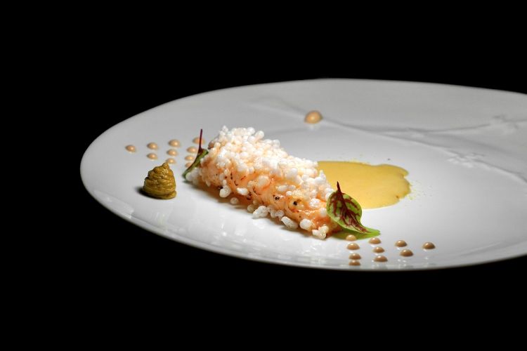 Scampo dell'Alto Adriatico alla fiamma, tapioca croccante, emulsione ai crostacei, crema di mais e crema di pistacchio