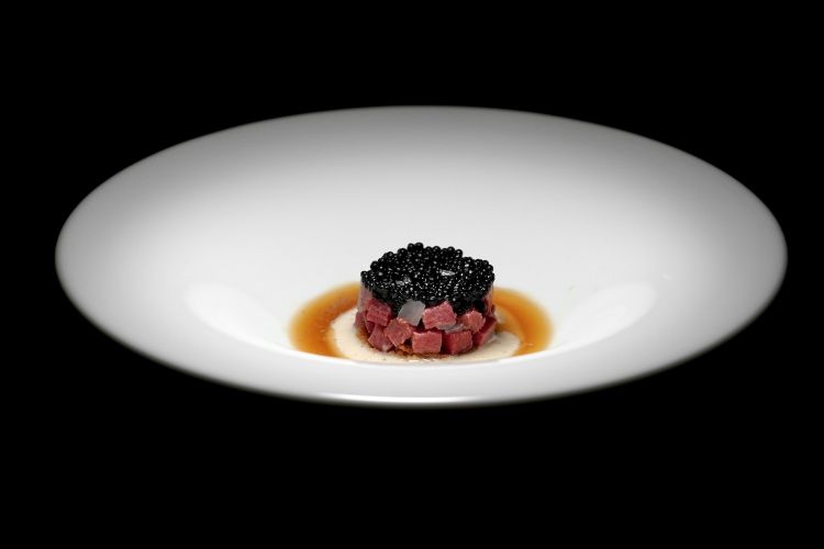 Pane, brodo speziato, lingua e caviale di aringa. Ricordo della tradizione veronese: crema di rafano, emulsione al pepe, cialda di pane bagnata con brodo di manzo speziato (anice stellato, pepe, chiodi di garofano...), cubettata di lingua salmistrata di manzo, cipolla, caviale di aringa e sale Maldon