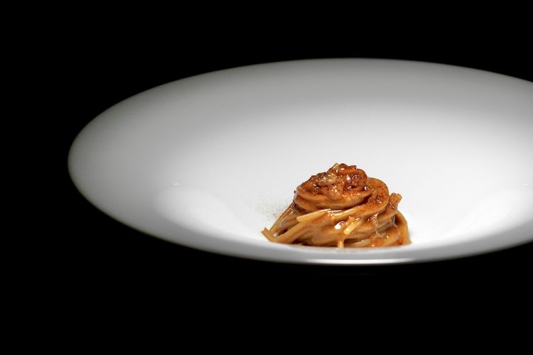 Spaghetto turanico, sugo di canocchie, trito di asparagine e polvere di liquirizia, ormai un signature di Sacchetto. Lo spaghetto turanico prende il nome da un grano - il grano turanico, appunto - originario del Nord dell'Iran (oggi è coltivato anche nelle Marche dal Pastificio Mancini). Ha bassissimo contenuto glutinico
