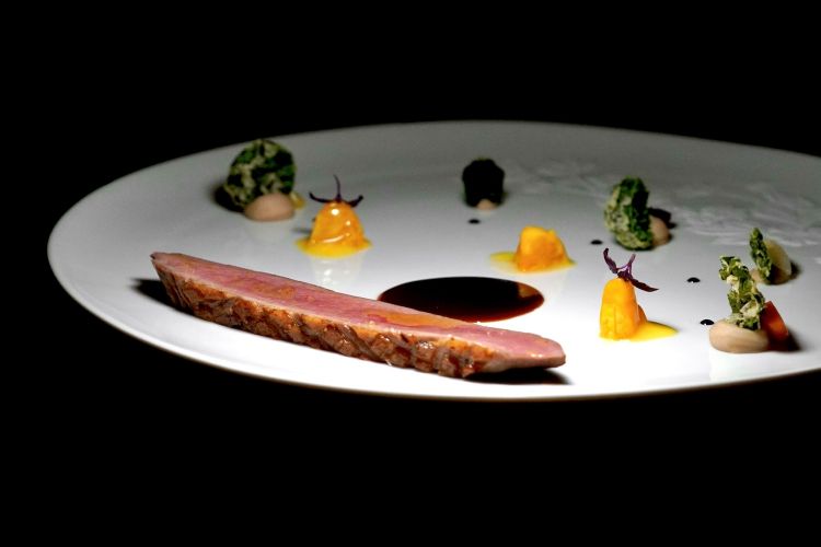 Petto d'anatra, il suo fondo al cioccolato, clementine, riduzione di Porto, crema di castagne, carotine e verza moretta croccante