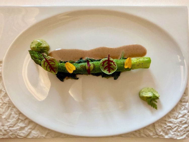 Asparago verde di Verona con carletti, limone nero
