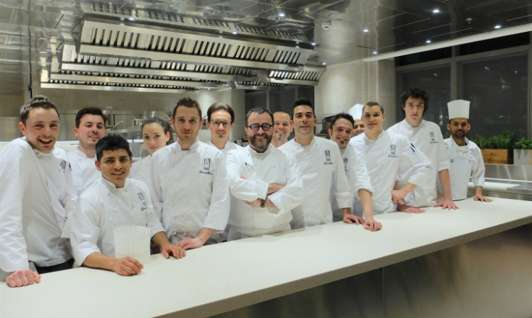 Giancarlo Morelli e il team del suo nuovo ristorante all'hotel Viu di Milano
