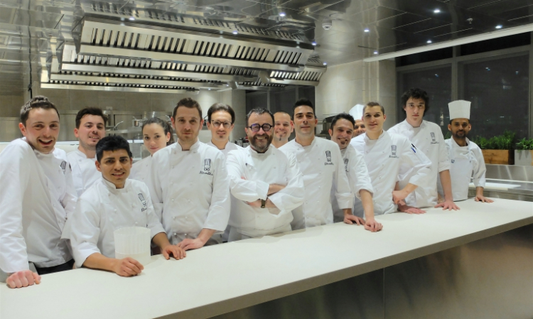 Giancarlo Morelli e il team del suo nuovo ristorante all'hotel Viu di Milano