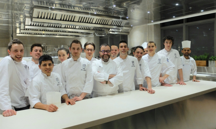 Giancarlo Morelli e il team del suo nuovo ristorante all'hotel Viu di Milano
