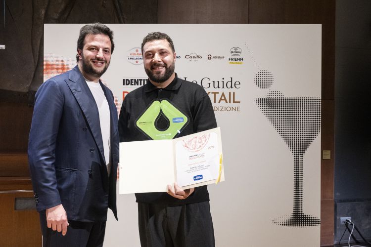 Gianluca Colucci premiato da Giovanni Amodio, vicepresidente di Latteria Sorrentina, alla presentazione della terza edizione della Guida di Identità Golose alle Pizzerie e Cocktail Bar d'autore
