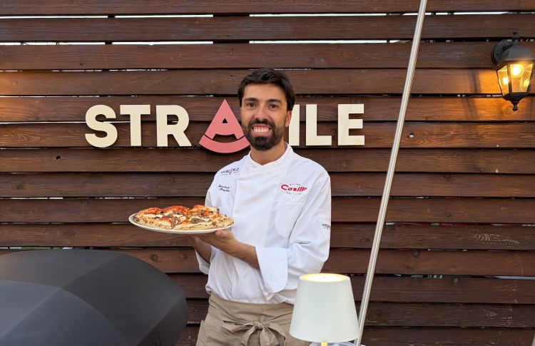Gianluca Strafile ci racconta che Altograno® non si lavora come una farina qualunque. «Nasce con principi completamente differenti da una farina tradizionale». Più fibre, maggiore capacità di assorbimento, meno glutine. Tradotto: l’impasto chiede più acqua, più attenzione e meno fretta. «Con un chilo di farina tradizionale si parte magari da 600 grammi d’acqua. Con Altograno® da 700 grammi, poi si prosegue piano piano finché assorbe». La lavorazione deve essere lenta, controllata. Non è una farina da trattare con superficialità