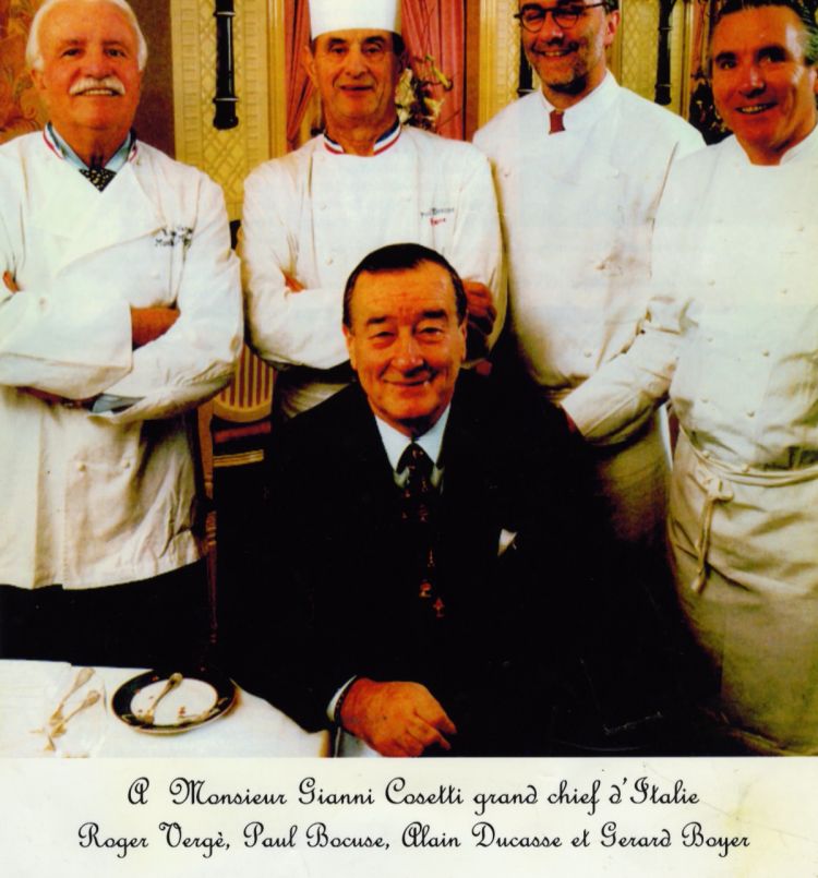 L'omaggio a Gianni Cosetti di&nbsp;quattro grandissimi chef francesi, da sinistra Roger Verg&eacute;, Paul Bocuse, Alain Ducasse e G&eacute;rard Boyer, ma con loro c'&egrave; anche Sirio Maccioni&nbsp;in primo piano
