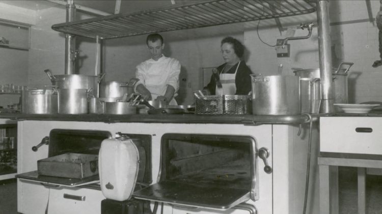 Un giovanissimo Cosetti, gi&agrave; in cucina, con sua mamma Gabriella. Queste &egrave; altre foto sono tratte dal docufilm Gianni Cosetti: Il ricercatore di cibi perduti
