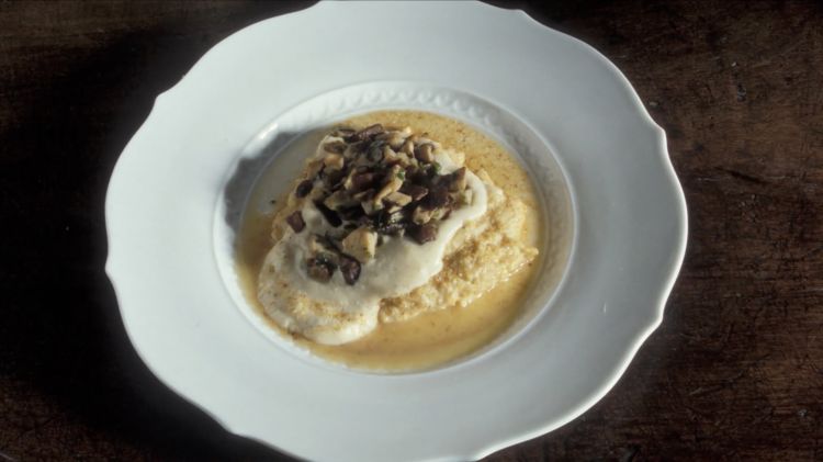 Toç in braide di Gianni Cosetti, una "invenzione" tratta da un piatto della tradizione. La ricetta tratta dal volume Vecchia e nuova cucina di Carnia, di Gianni Cosetti, per 4 persone
Polenta 200 g di farina di mais macinata sottile
2 decilitri di acqua
2 decilitri di latte
Salsa creata con 300 grammi tra formaggio di malga, ricotta fresca e caprino
Un decilitro di latte per la salsa
Sale
Condimento
100 grammi di burro
50 grammi di farina di mais
Procedimento
In una casseruola fate bollire l’acqua e il latte, salate e versate a pioggia la farina mescolando energicamente con la frusta e badando di non formare grumi; quindi cuocere per 30 minuti. Ne risulterà una polentina piuttosto tenera.
A parte far fondere a bagnomaria i formaggi con il latte e frullare il tutto fino a ottenere una crema piuttosto liquida.
In un tegame rosolare il burro e la farina di mais affinché diventino color nocciola: si otterrà così la morchia.
Servire in piatti singoli la polentina calda, versare sopra un mestolino di crema di formaggi e condire con qualche cucchiaio di morchia