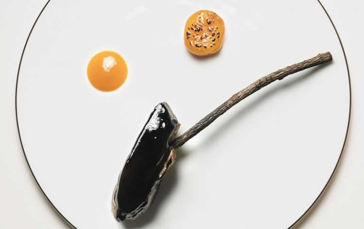 Agnello steccato alla liquirizia e albicocche in conserva