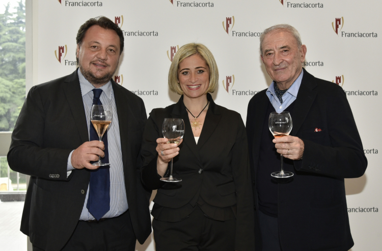 L'assessore regionale lombardo Gianni Fava, Cristina Di Pietro sindaco di Civitella del Tronto e Vittorio Moretti, presidente del consorzio Franciacorta