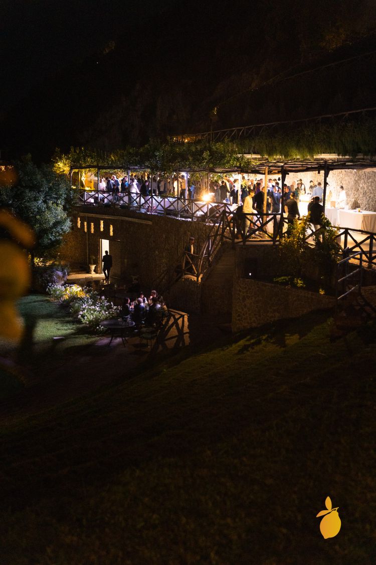 Giardini del Fuenti a Vietri sul Mare ha aperto la settimana destinata alla Costiera Amalfitana. Affacciate sul mare le postazioni dedicate ai bartender della Campania hanno visto protagonisti locali importanti quali L'Antiquario e Anthill a Napoli, Dry Martini Rooftop e Shub a Sorrento, Cinquanta Spirito Italiano a Pagani e tanti altri per una festa della bar industry e dei suoi appassionati (foto credits Michele Tamasco).
