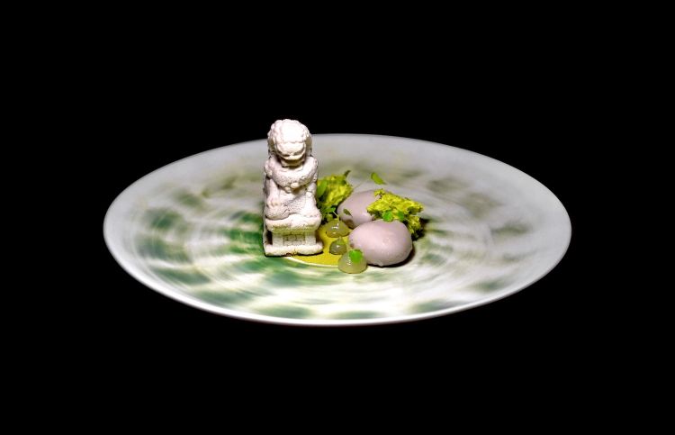 Giardino zen e il leone di pietra: un leone di pietra reinterpretato in chiave dolce, ossia mousse al tè matcha, compotte di fragole e sakè, biscotto morbido alla mandorla, frolla alla vaniglia e sponge alla mandorla con gel allo yuzu. A completare il paesaggio, un “sasso” di sorbetto allo yuzu e un “sasso” di mousse al matcha con cuore di fragola e sake