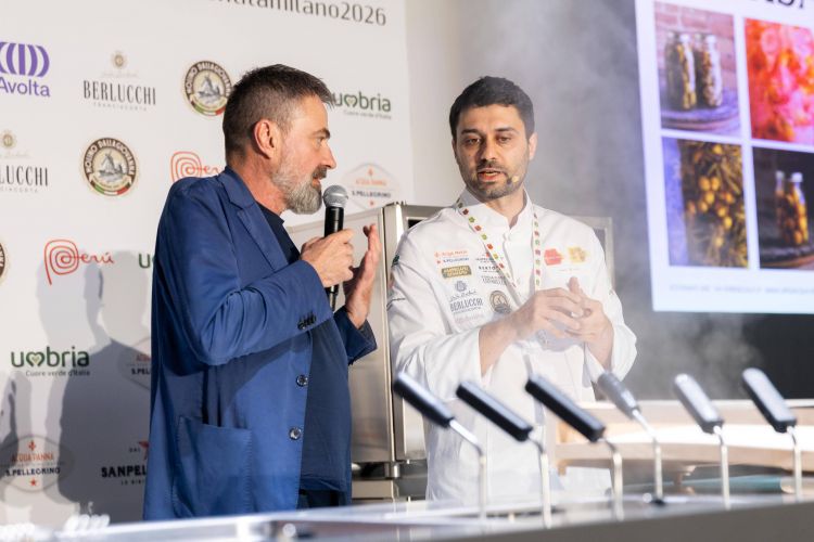 Giulio Gigli sul palco con Bruno Petronilli, che ha moderato tutte le lezioni di Identità Umbria