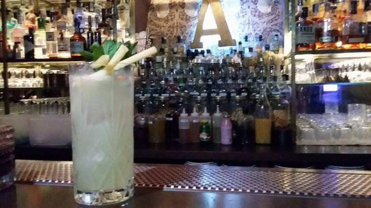 Gin Gin Mule: gin, succo di lime, sciroppo di zenzero, menta fresca, top di acqua sodata – twist sul moscow mule