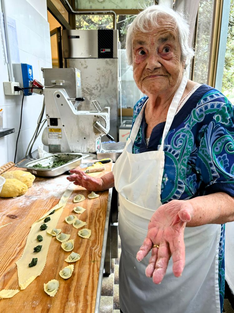 Gina Rocca, 93 anni, ogni giorno lavora nella cucina del ristorante Il Boschetto a Sori per preparare tutta la pasta fresca necessaria a pranzo e a cena: "Non mi faccio da parte, non dè in pasto la tradizione artigianale all'industria"