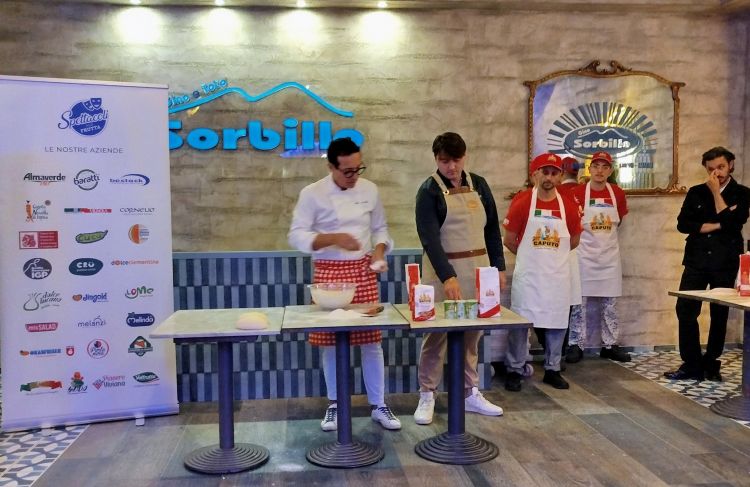 Gino Sorbillo impegnato a "insegnare" le pizze con frutta e verdura